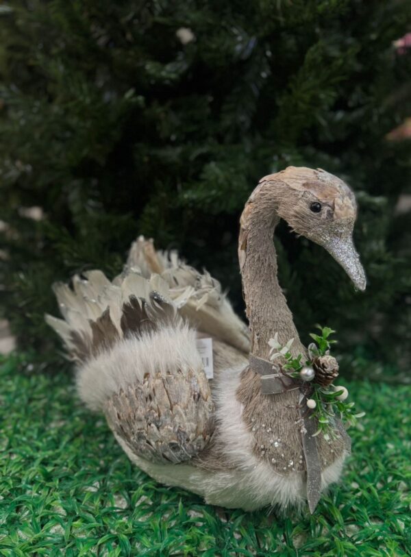 Cisne Natural Con Moño Y Piña 38 Cm - Image 3